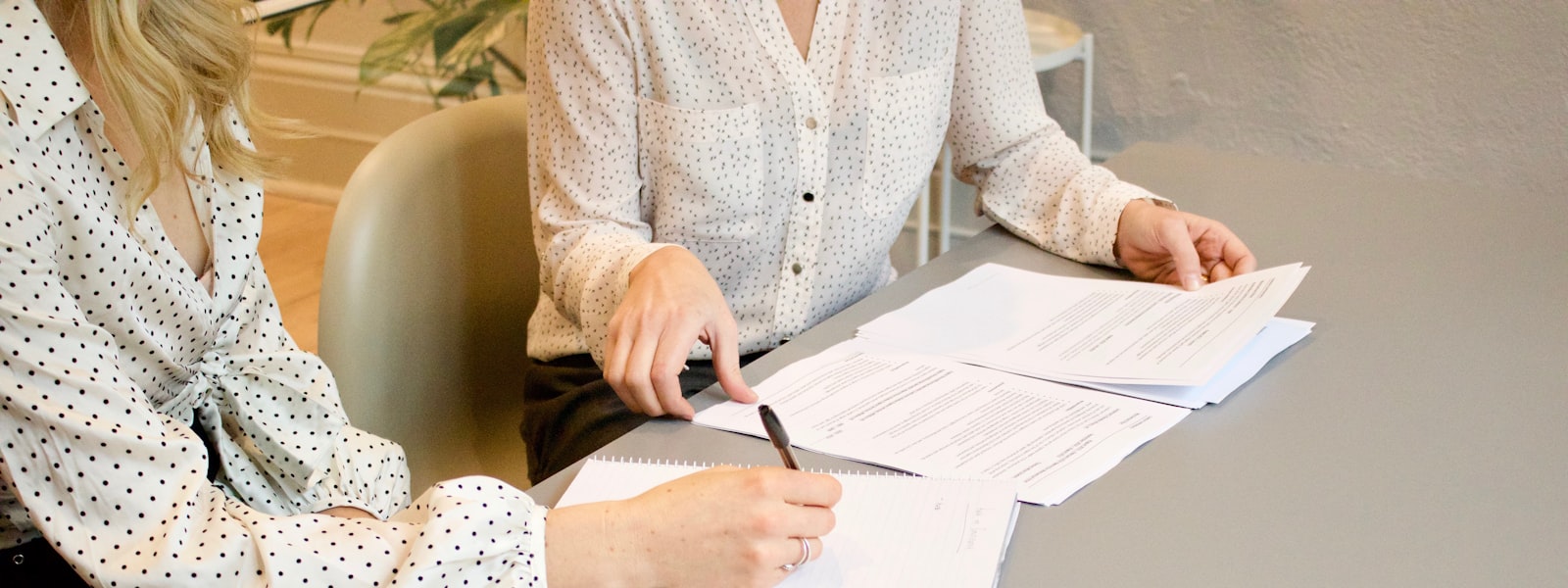 Personer som går igenom dokument för en LEI-ansökan